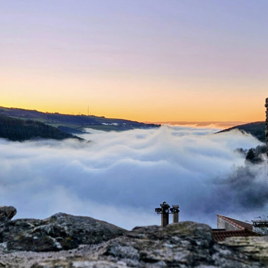 Vue sur une mer de nuage
