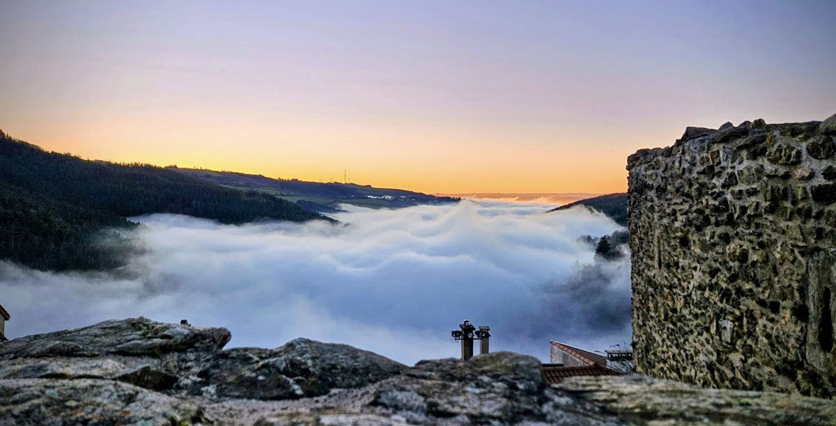Vue sur une mer de nuage