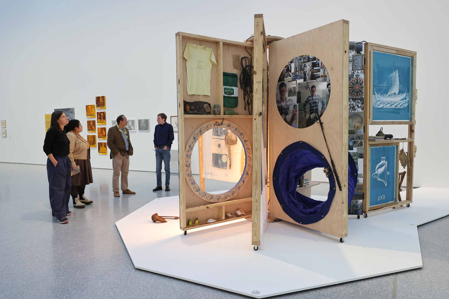 Groupe visitant une exposition