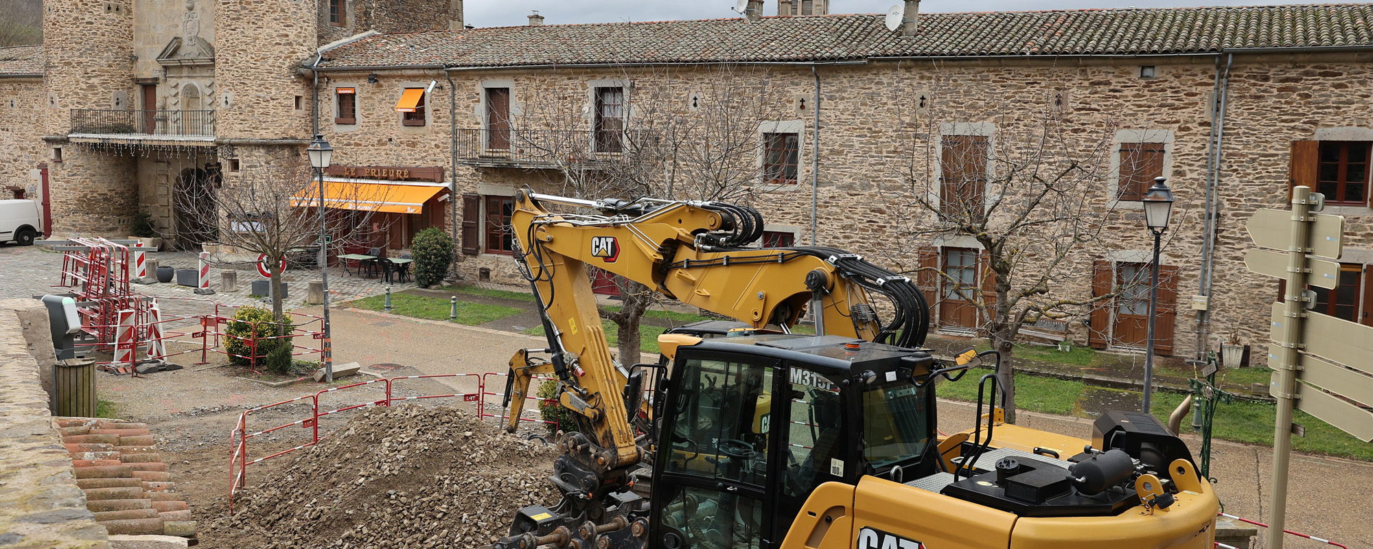 Parvis de la Chartreuse de Sainte-Croix en travaux