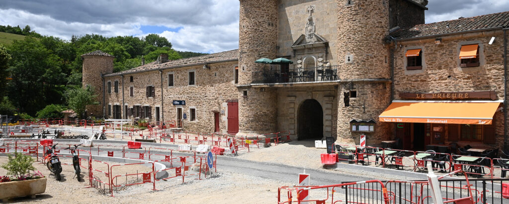 Travaux devant une très grande bâtisse en pierre