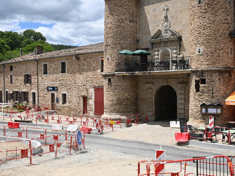Travaux devant une très grande bâtisse en pierre