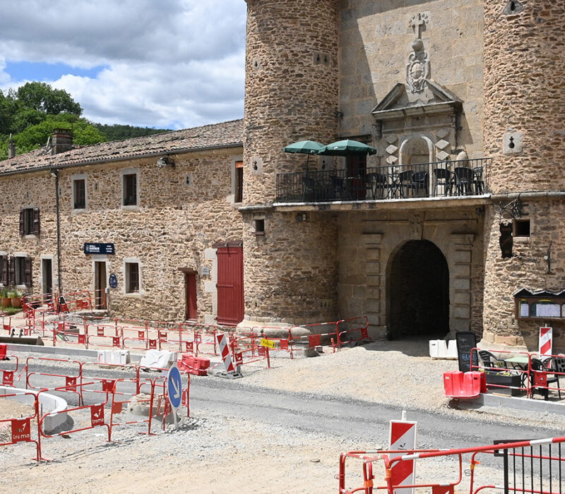 Travaux devant une très grande bâtisse en pierre