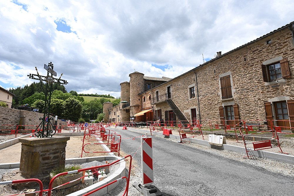 Travaux devant une très grande bâtisse en pierre