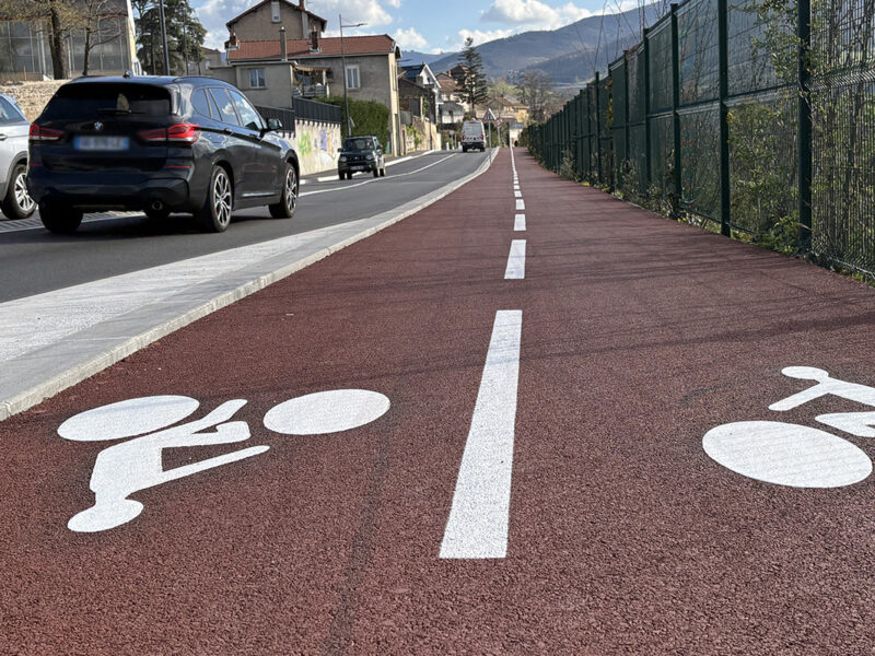 piste cyclable et voie pour véhicules