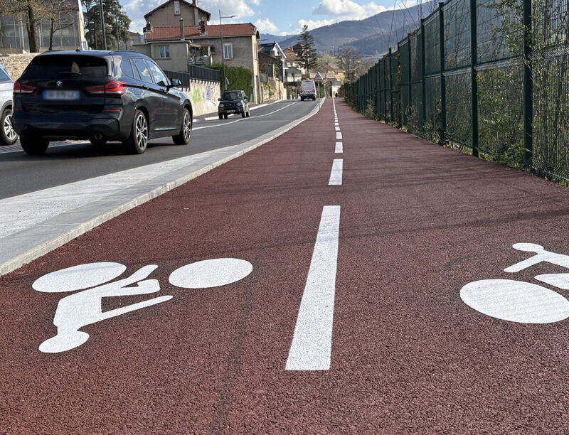 piste cyclable et voie pour véhicules