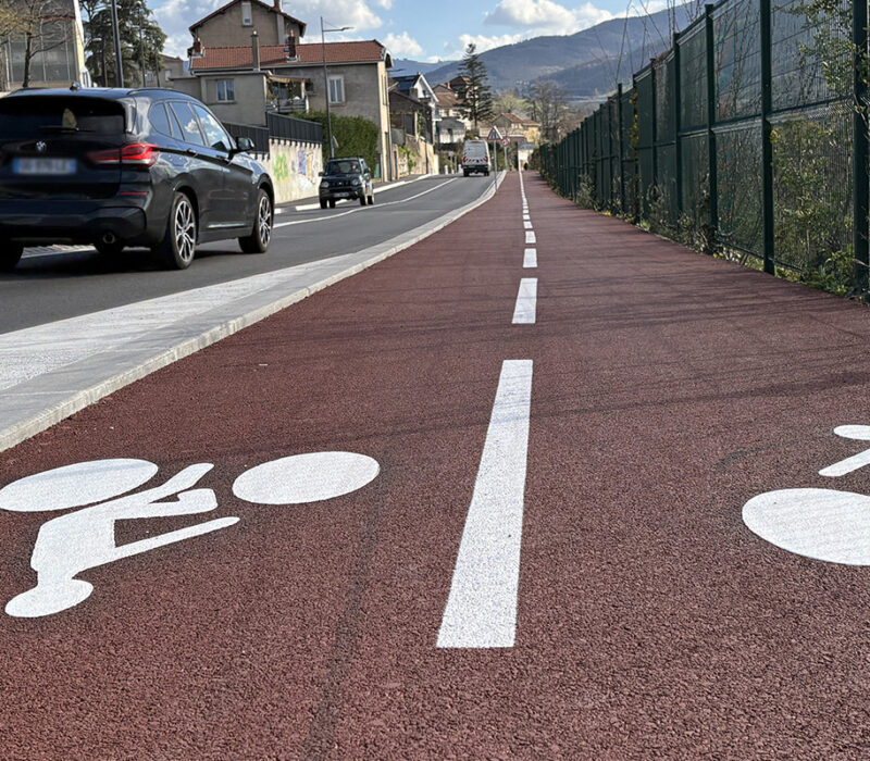 piste cyclable et voie pour véhicules