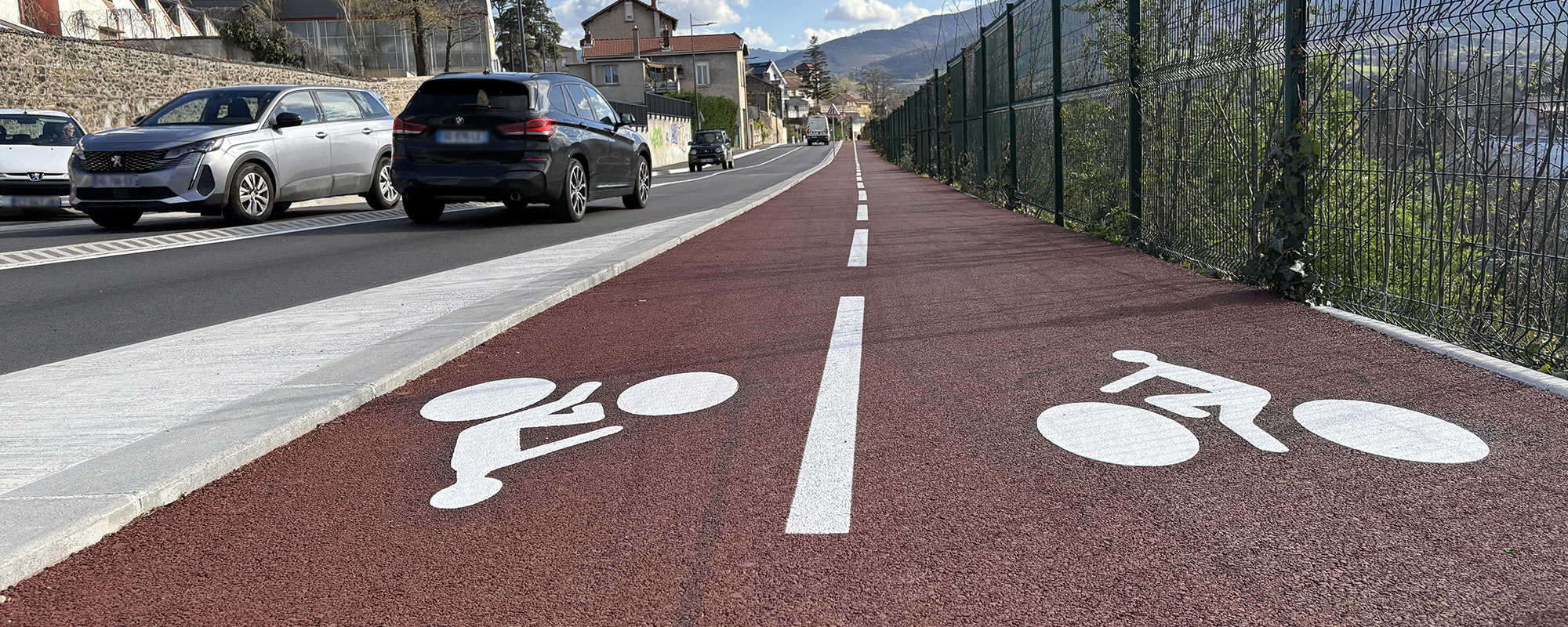 piste cyclable et voie pour véhicules