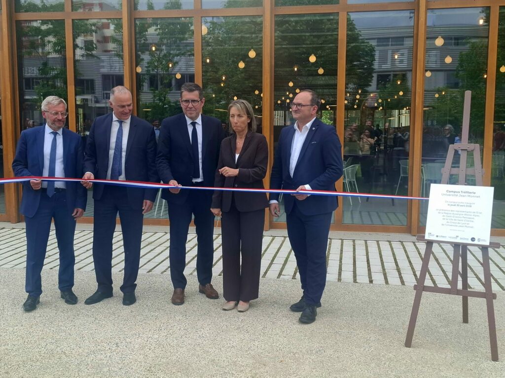 des hommes qui coupent un ruban devant un batiment