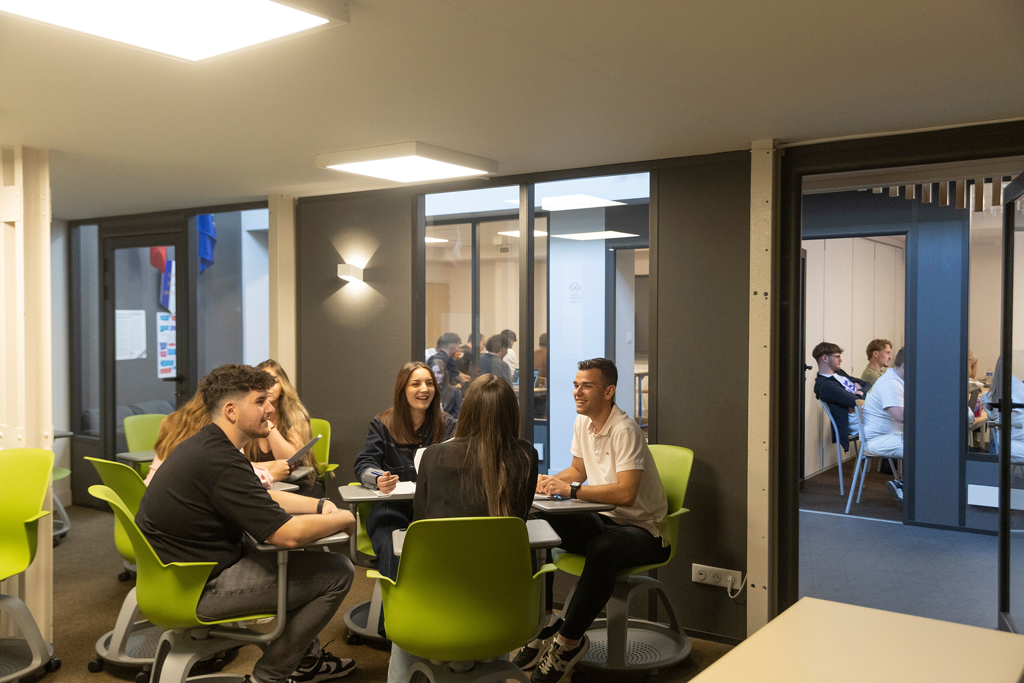 un groupe de jeunes assi à une table