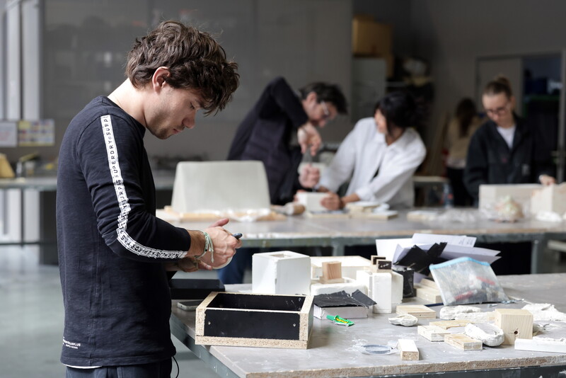 Jeunes manipulant des objets