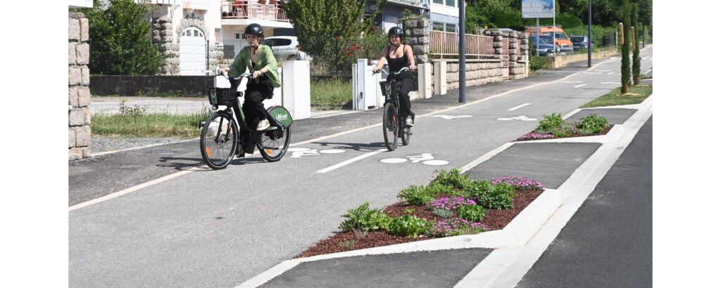 piste cyclable avec des cyclistes