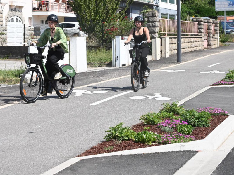 piste cyclable avec des cyclistes