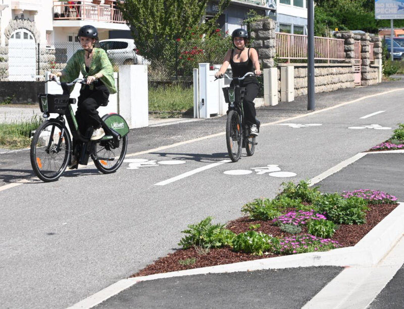 piste cyclable avec des cyclistes