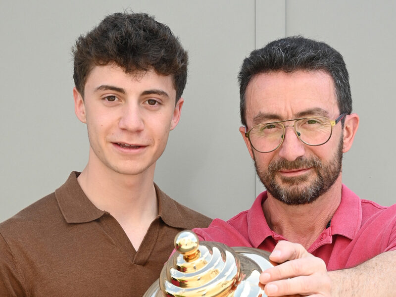 deux hommes qui tiennent un récipient