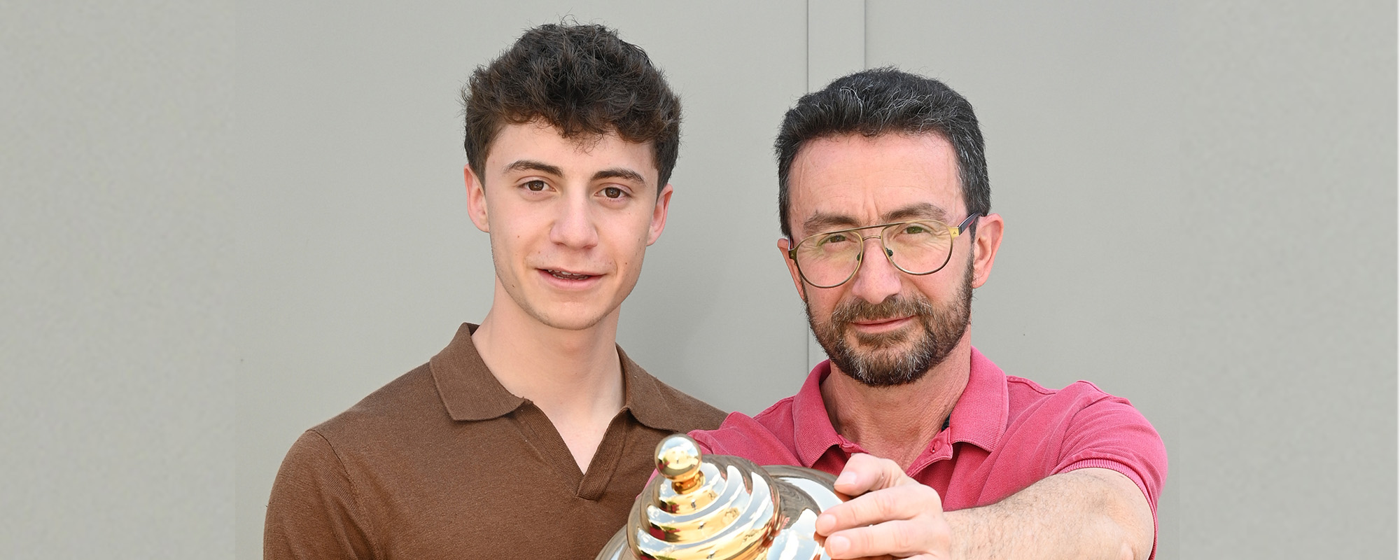 deux hommes qui tiennent un récipient