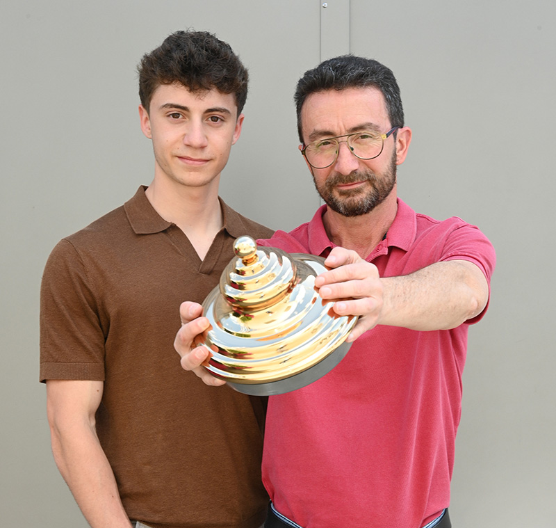 deux hommes qui tiennent un récipient