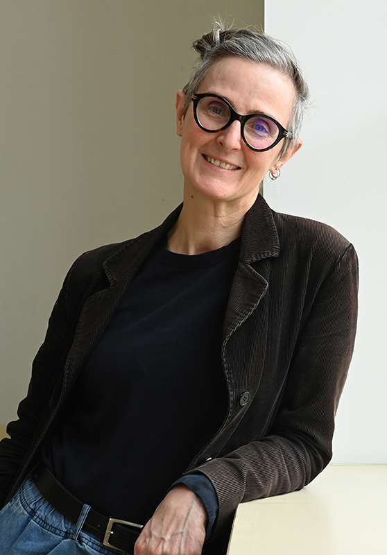 une femme souriante