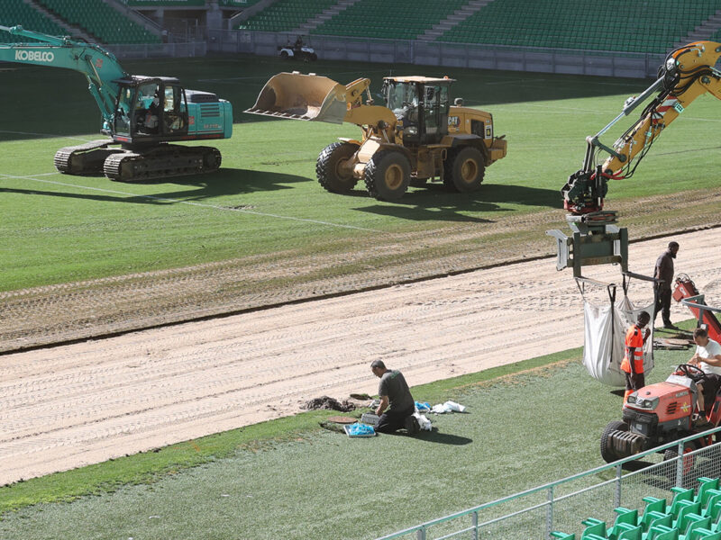 Dépose de la pelouse du stade