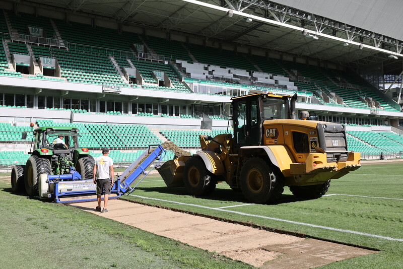 Dépose de la pelouse du stade