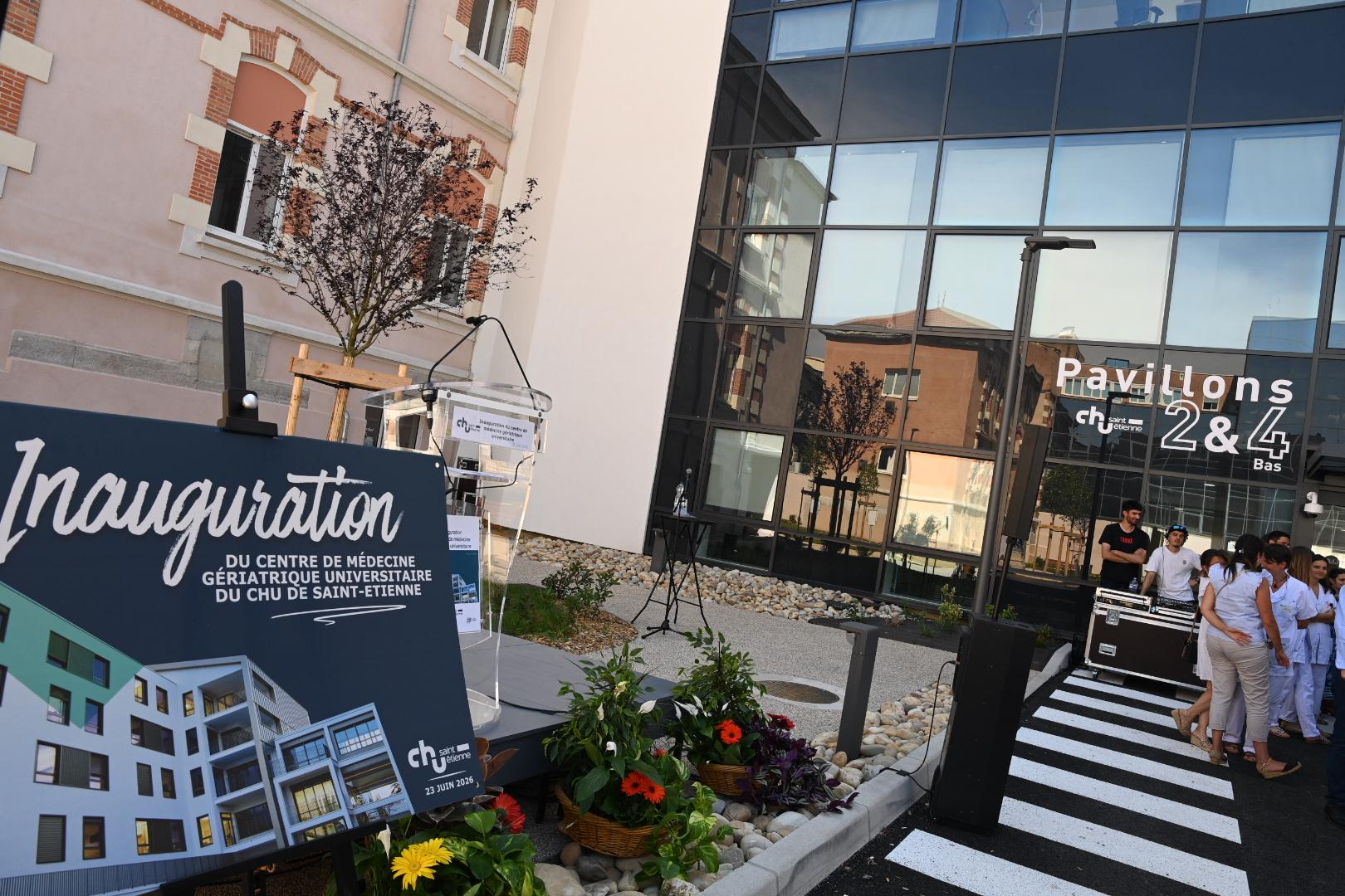 Panneau Inauguration devant un bâtiment neuf