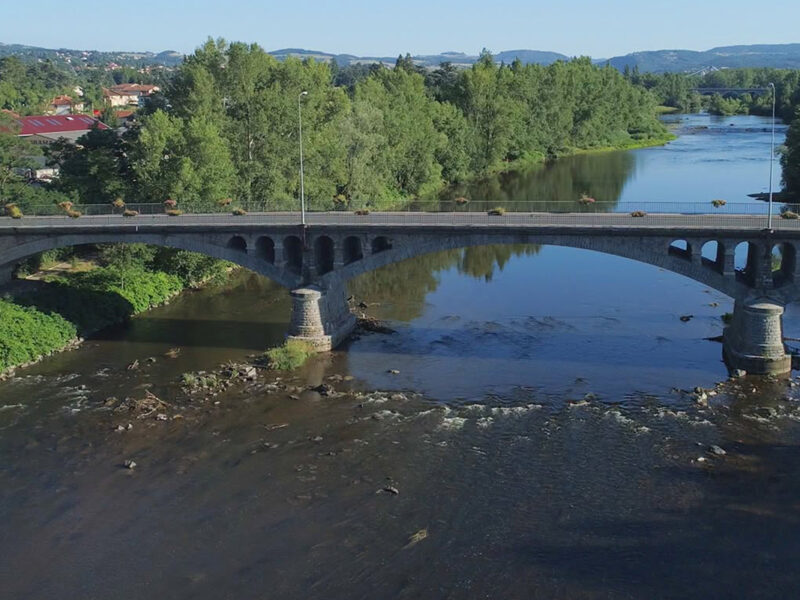 pont au dessus d'un cours d'un grand cours d'eau