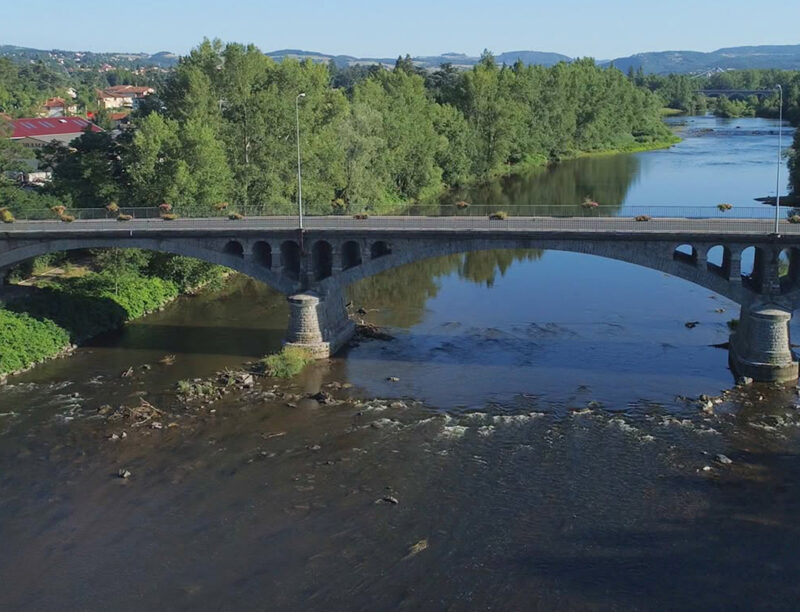 pont au dessus d'un cours d'un grand cours d'eau