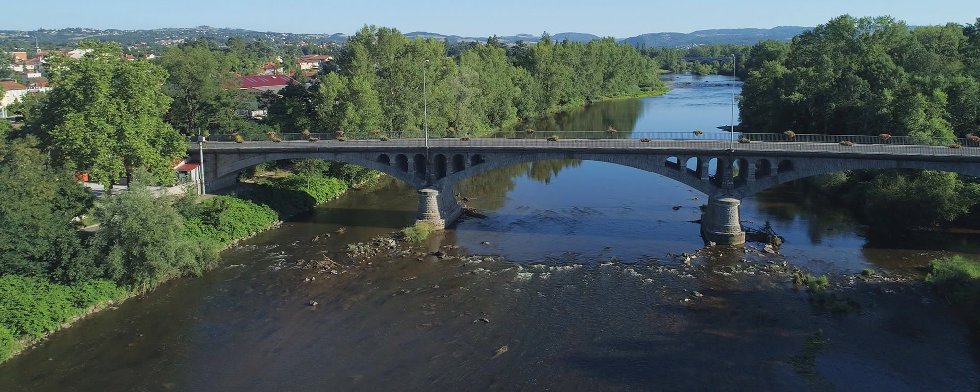 pont au dessus d'un cours d'un grand cours d'eau