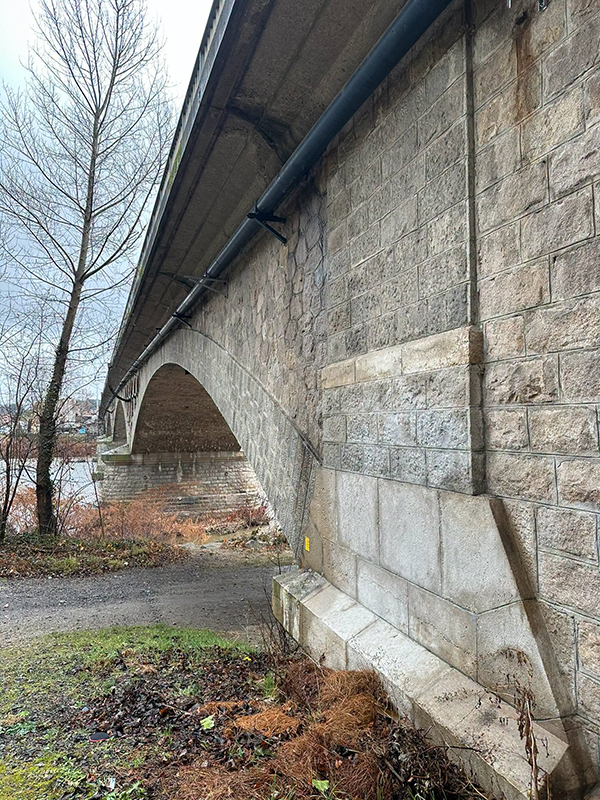 pont au dessus d'un cours d'un grand cours d'eau