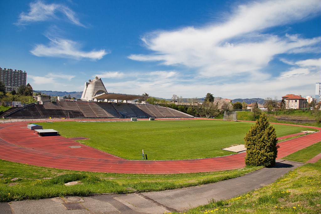 Stade et église