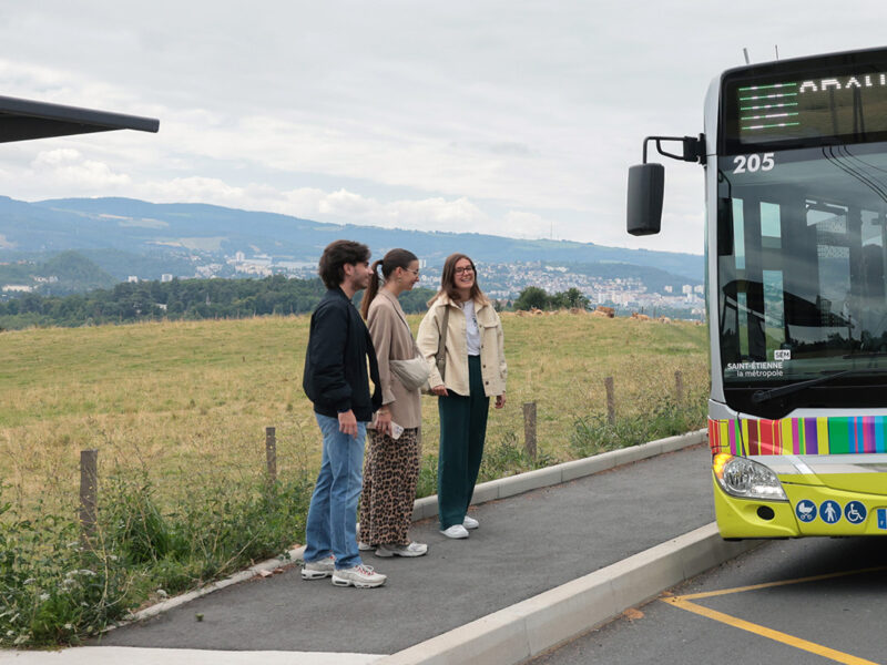 bus et personnes à l'arrêt de bus à la campagne