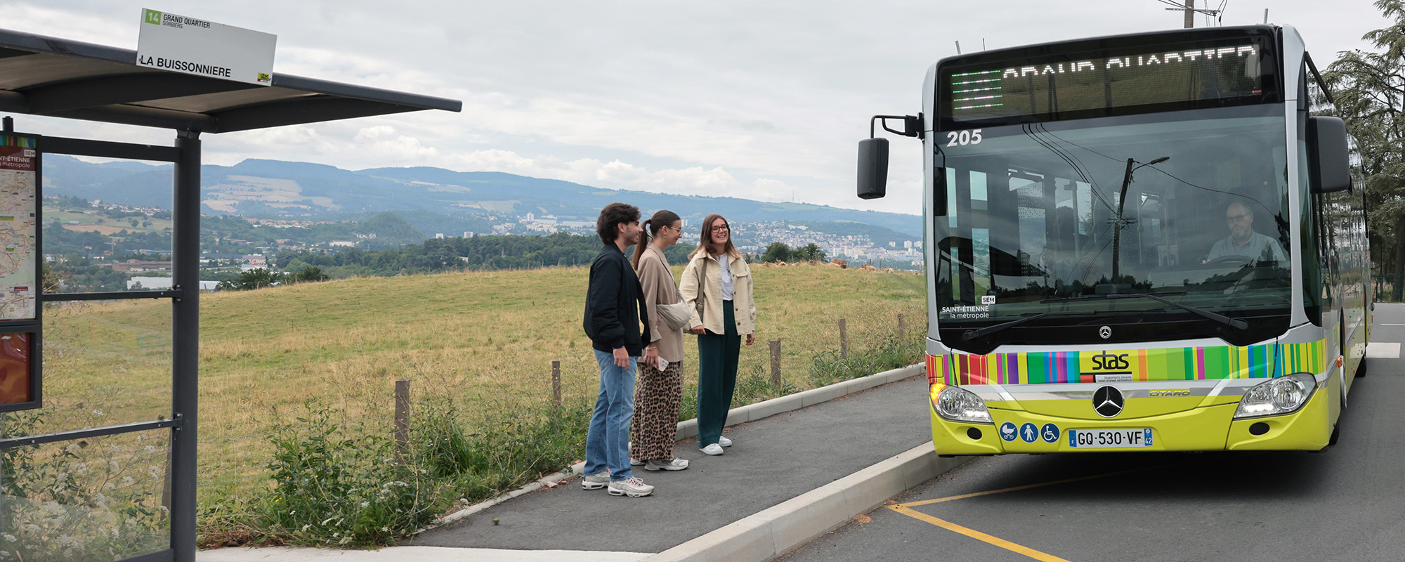 bus et personnes à l'arrêt de bus à la campagne