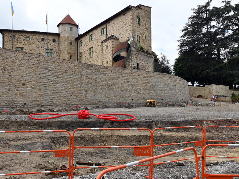 Travaux devant un château