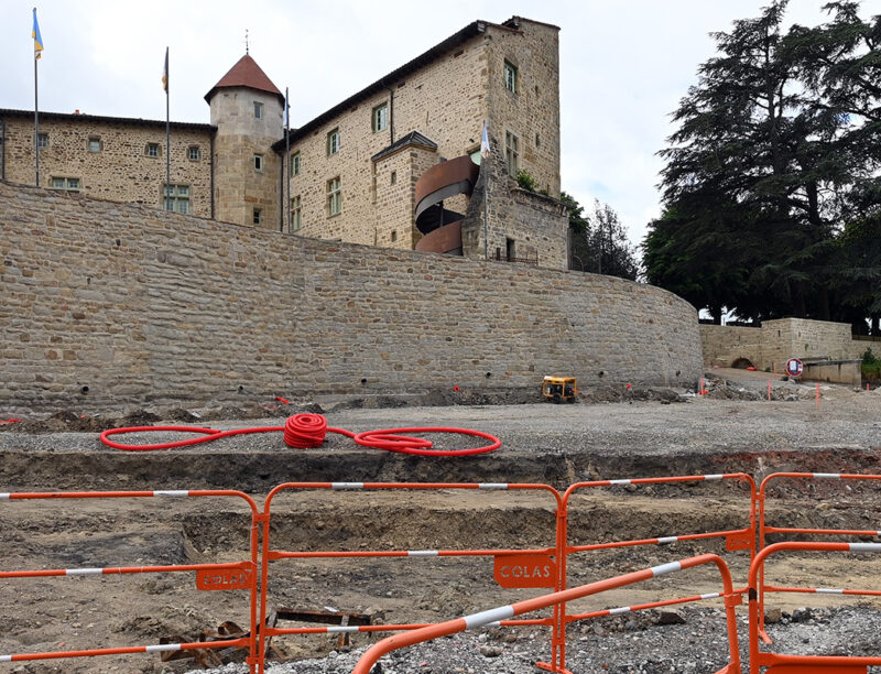 Travaux devant un château