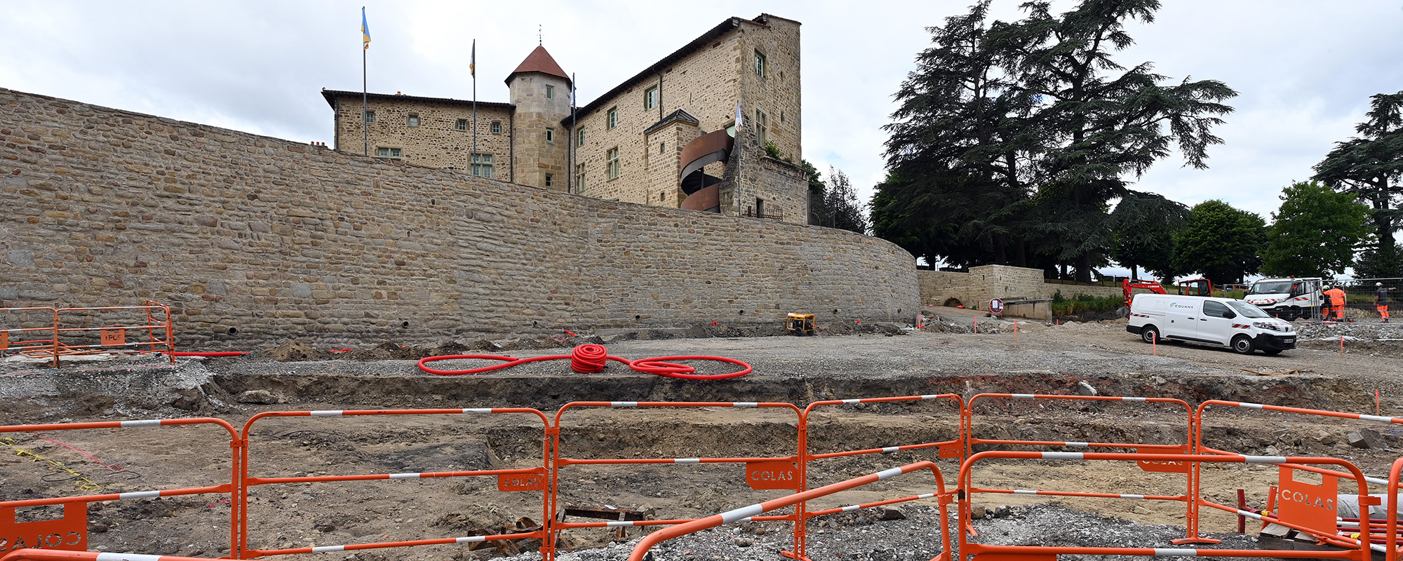 Travaux devant un château