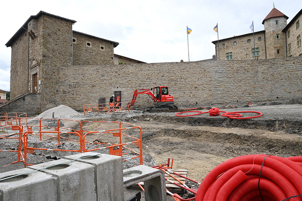 Travaux devant un château