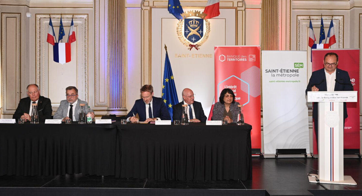 signature avec des élus assis et un autre au pupitre