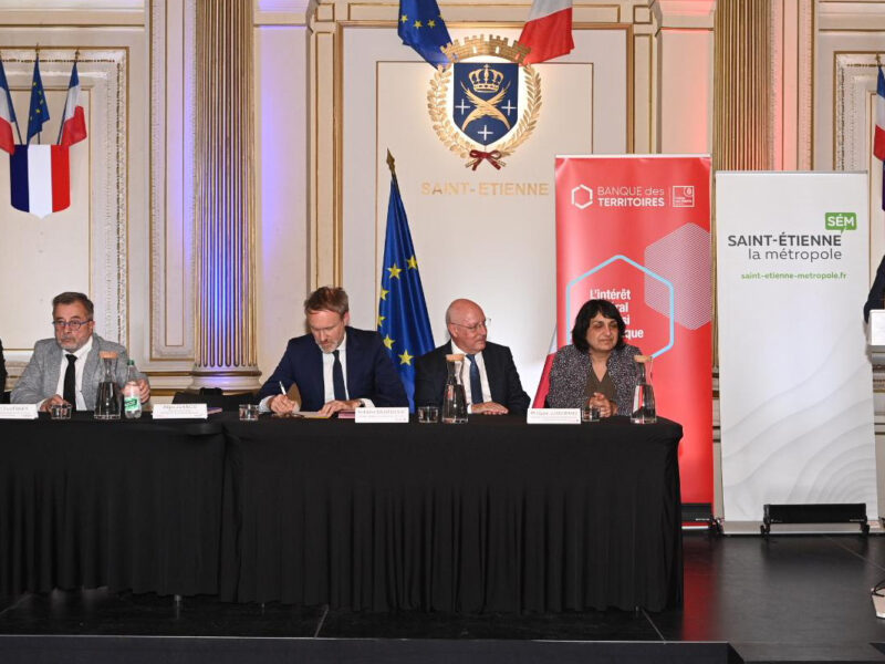 signature avec des élus assis et un autre au pupitre
