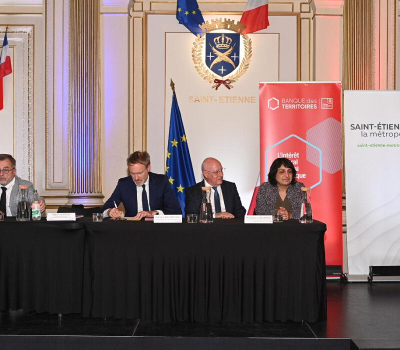 signature avec des élus assis et un autre au pupitre