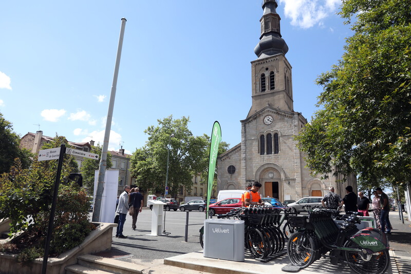station de vélos en libre service sur une place