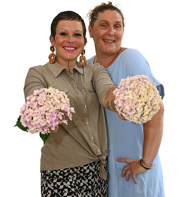 deux femmes avec des fleurs dans les mains