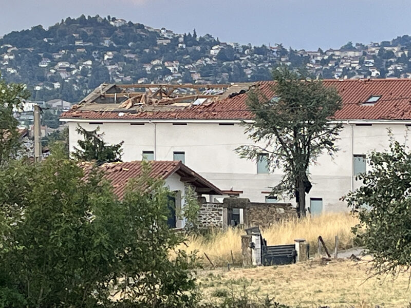 Dégâts intempéries du un toit d'habitation