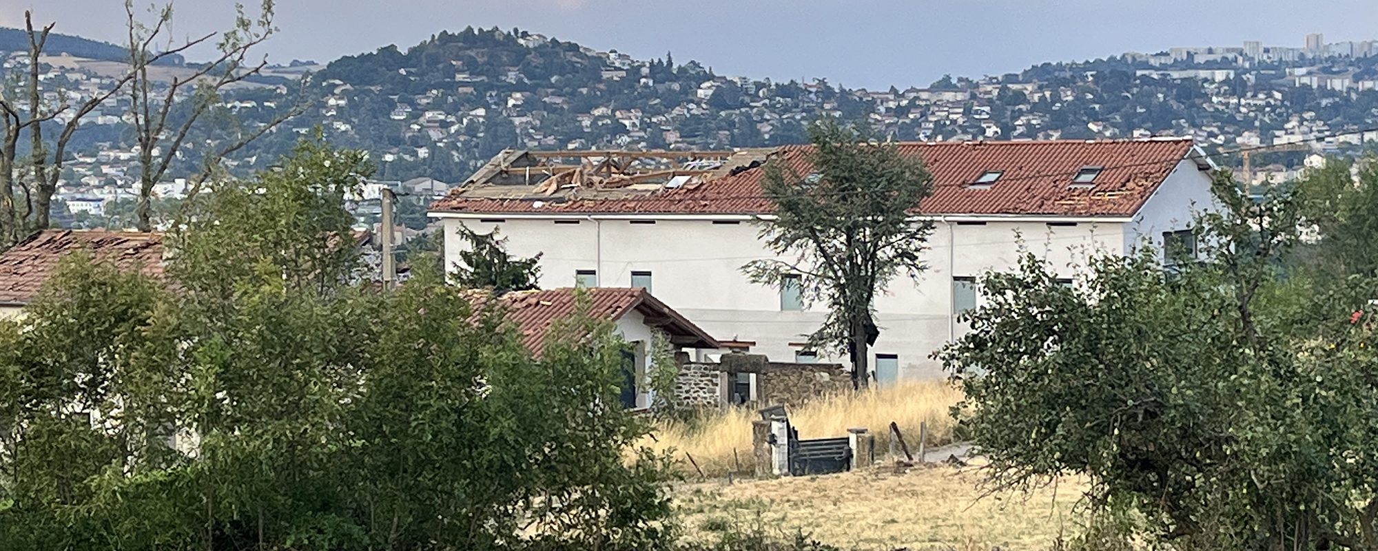 Dégâts intempéries du un toit d'habitation