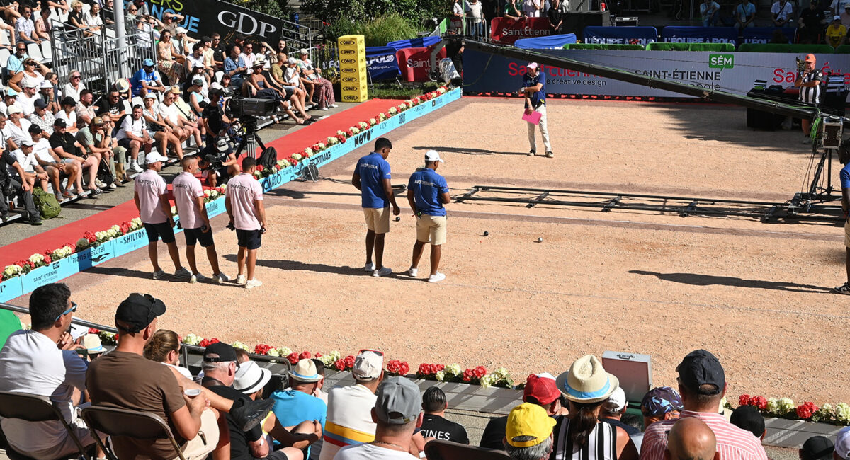 joueurs de pétanque et foule