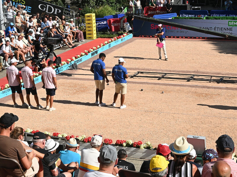 joueurs de pétanque et foule