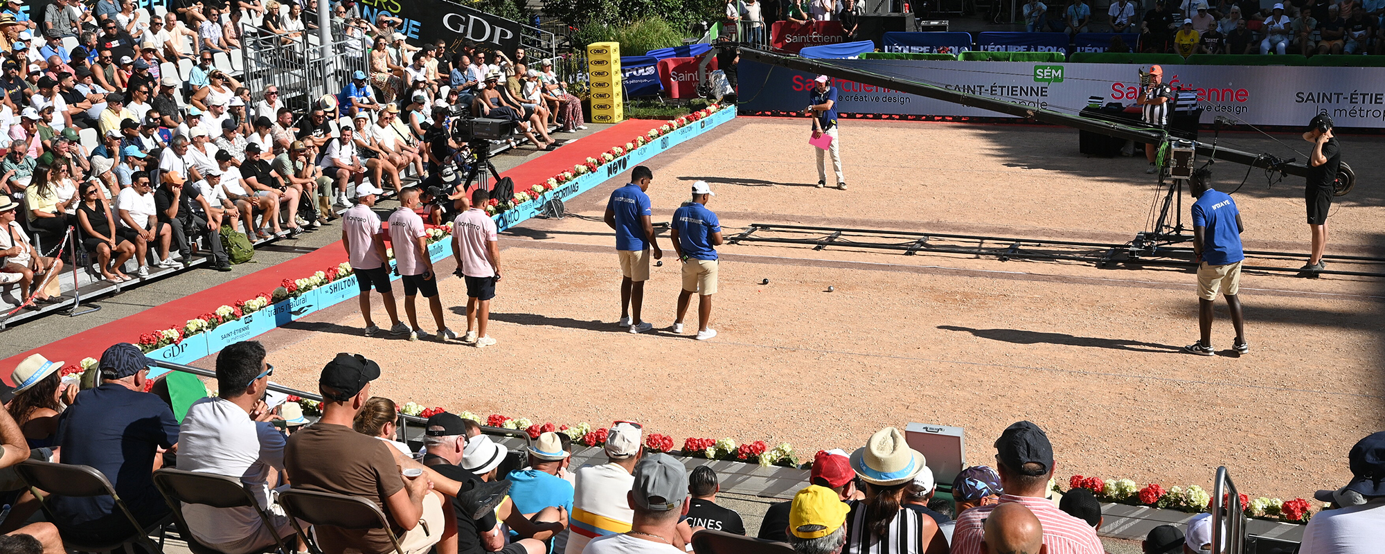 joueurs de pétanque et foule