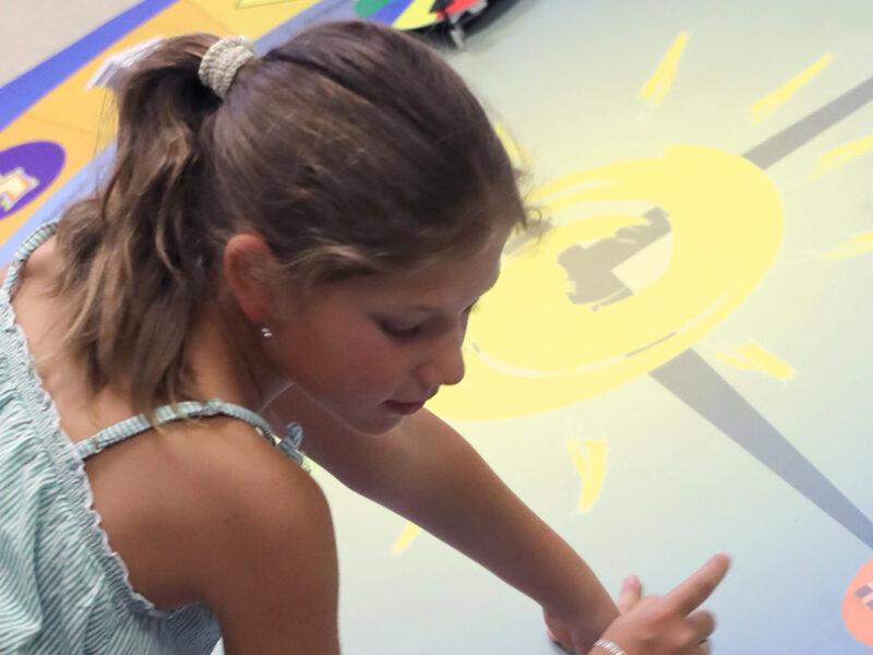 enfant devant un jeu