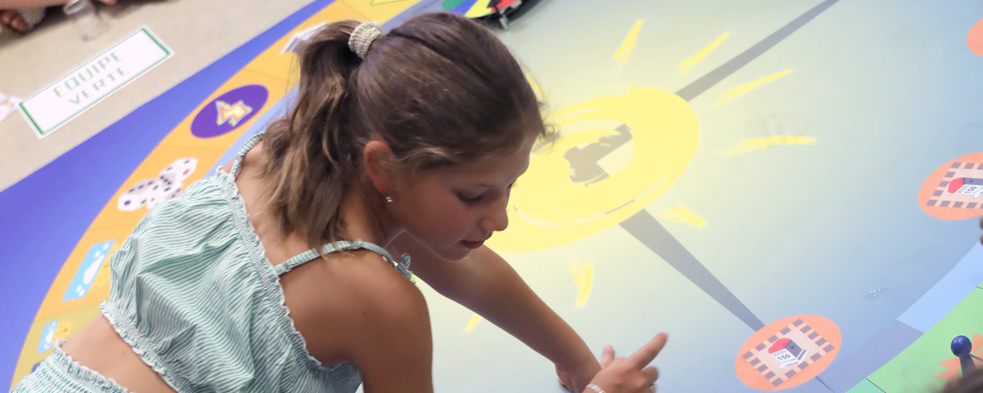 enfant devant un jeu