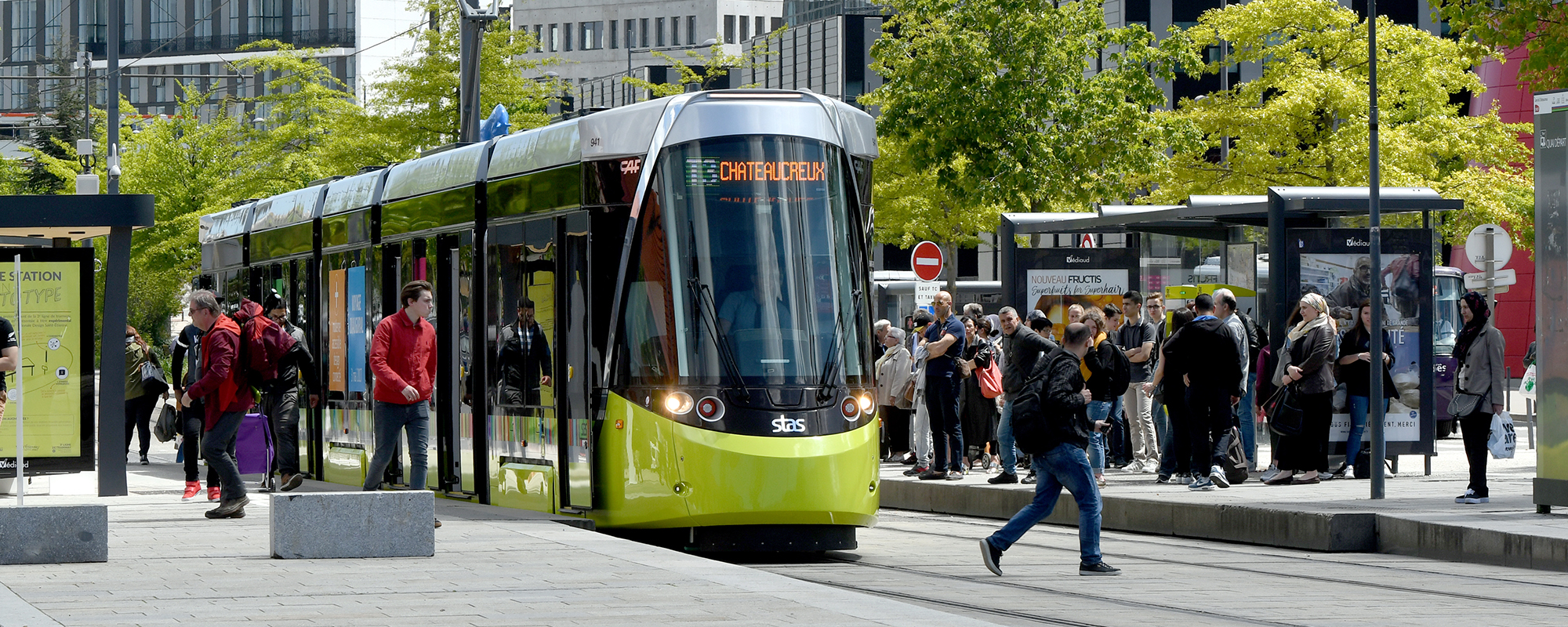 tramway et de nombreux voyageurs autour