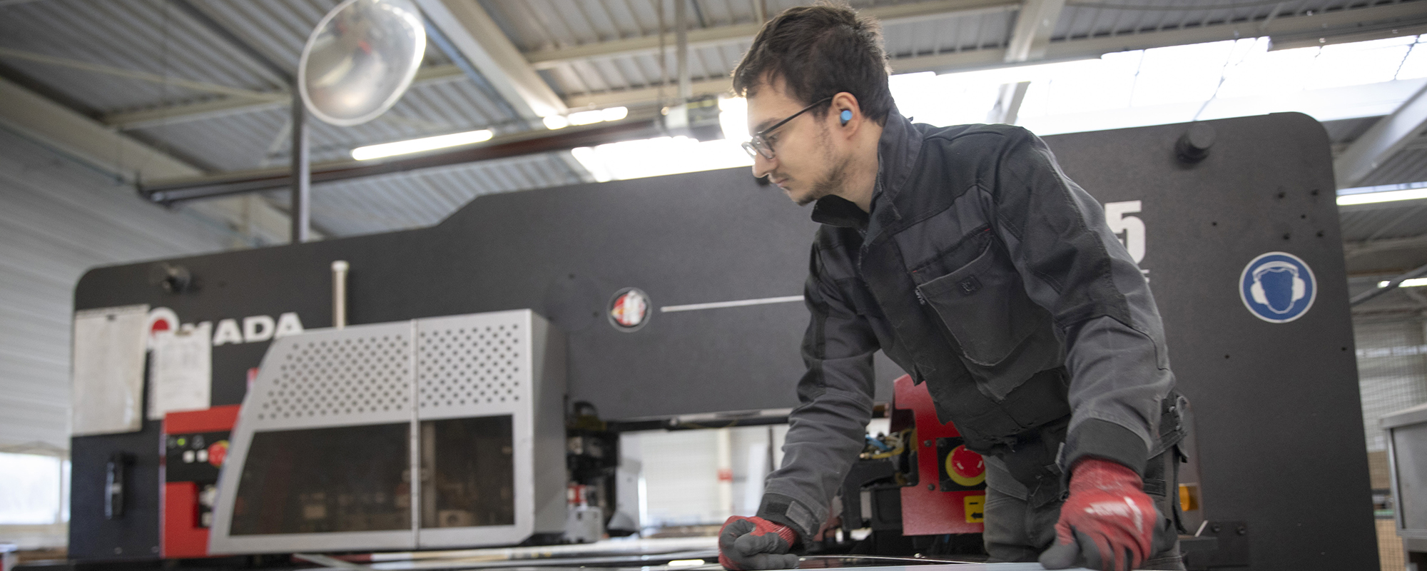 un ouvrier qui travaille sur une machine industrielle